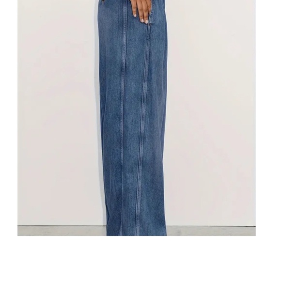 COPY - High waisted- wide leg “mom jeans”. Size 8 - Picture 4 of 6